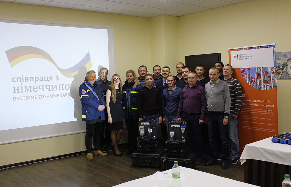 Toni Leikas and Krister Liljegren during a training session for securing borders against chemical threats in Ukraine.