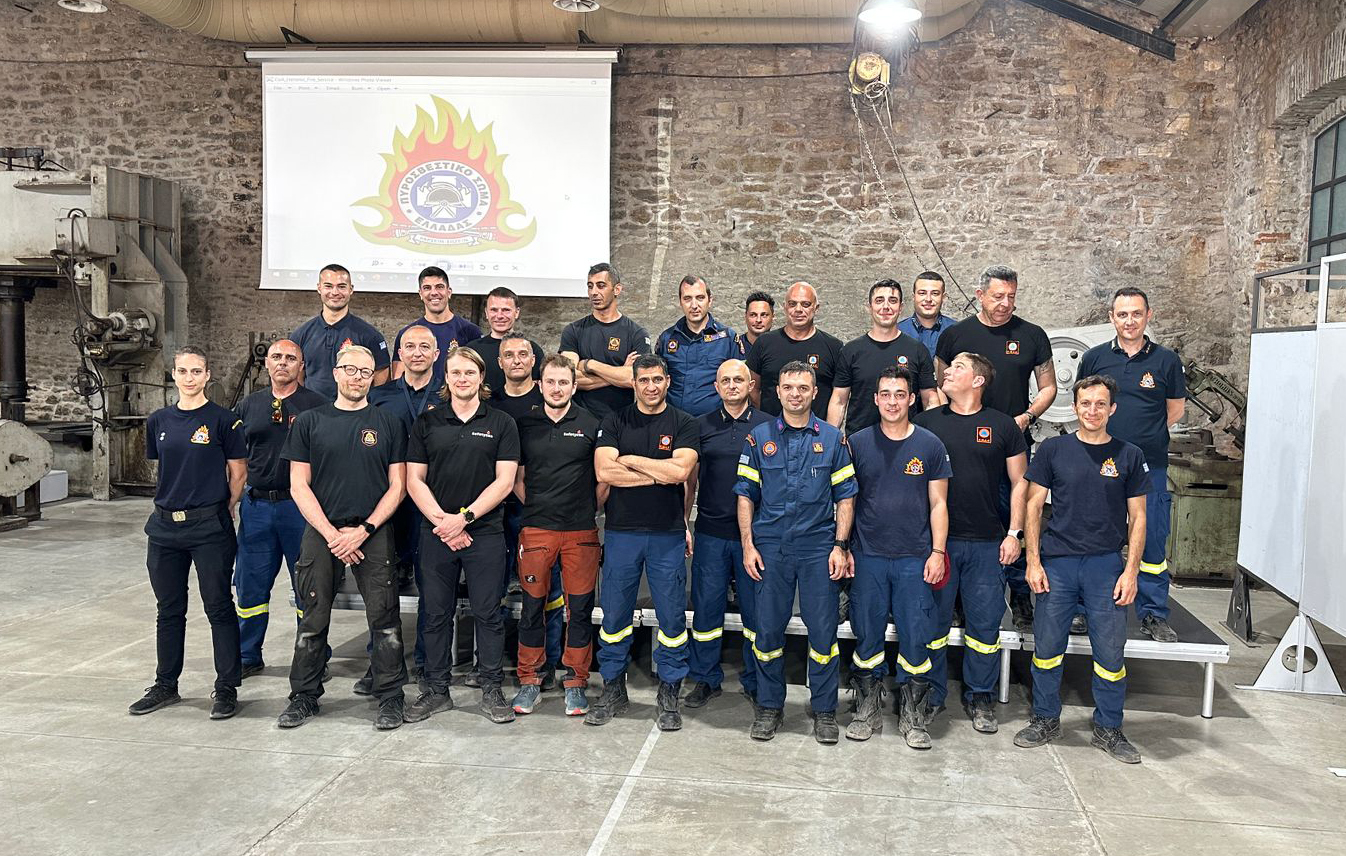 EMAK rescuers, together with Training Manager Toni Leikas from Bertin Environics, CEO Iivari Valkonen from Safetycon, and Executive Fire Officer Janne Vehviläinen from South-Savo Rescue Services.